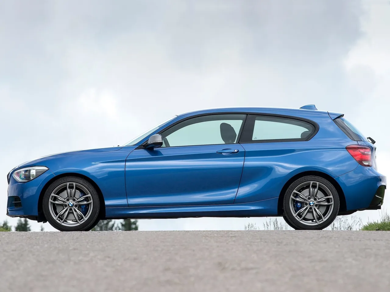BMW M135i (2013) – boční profil