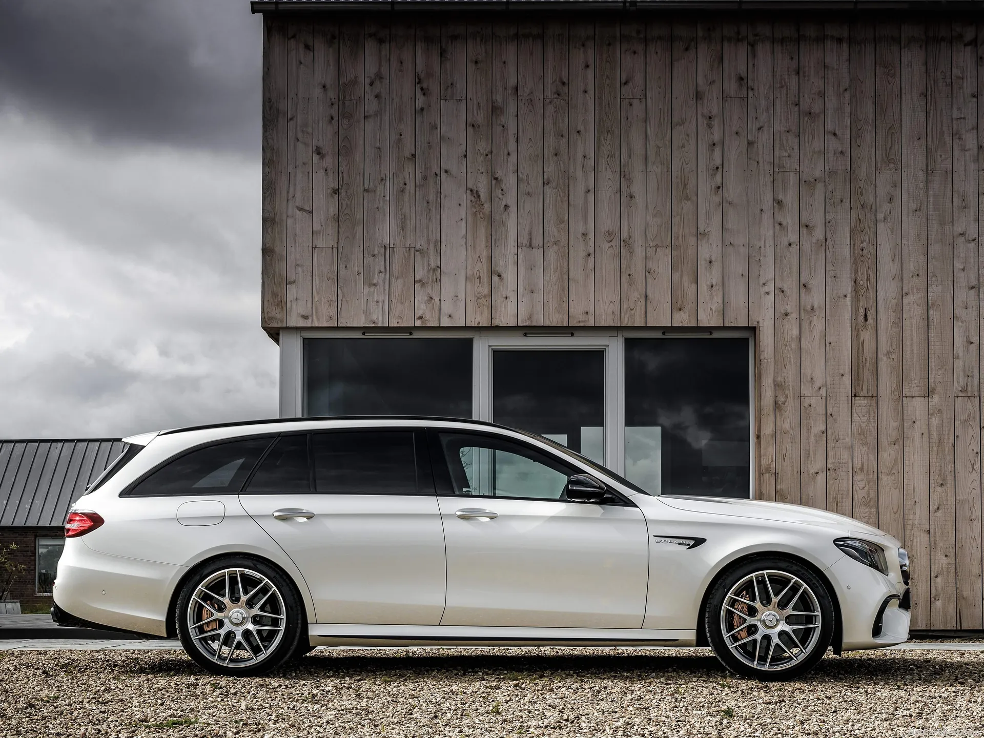 Mercedes-Benz E63 S AMG Estate (2018) – boční profil
