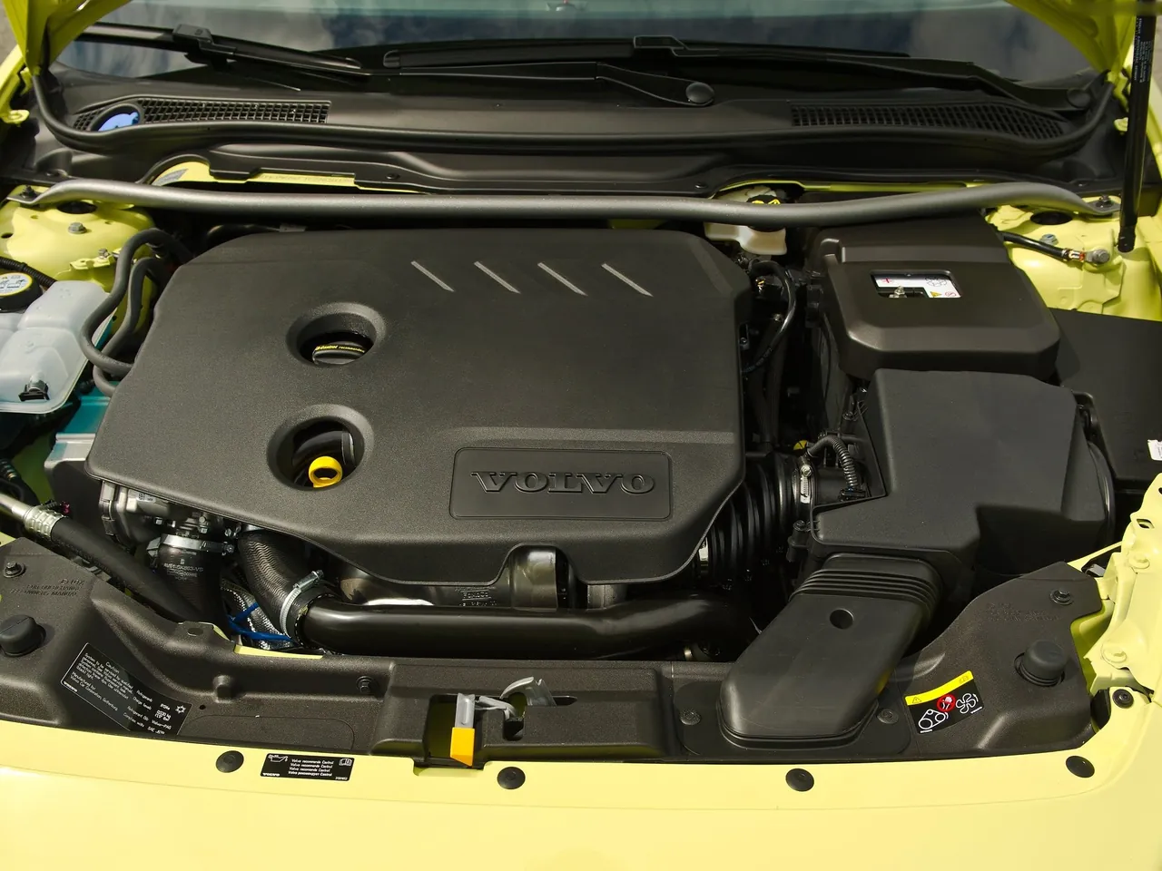 Volvo C30 (2010) – motorový prostor
