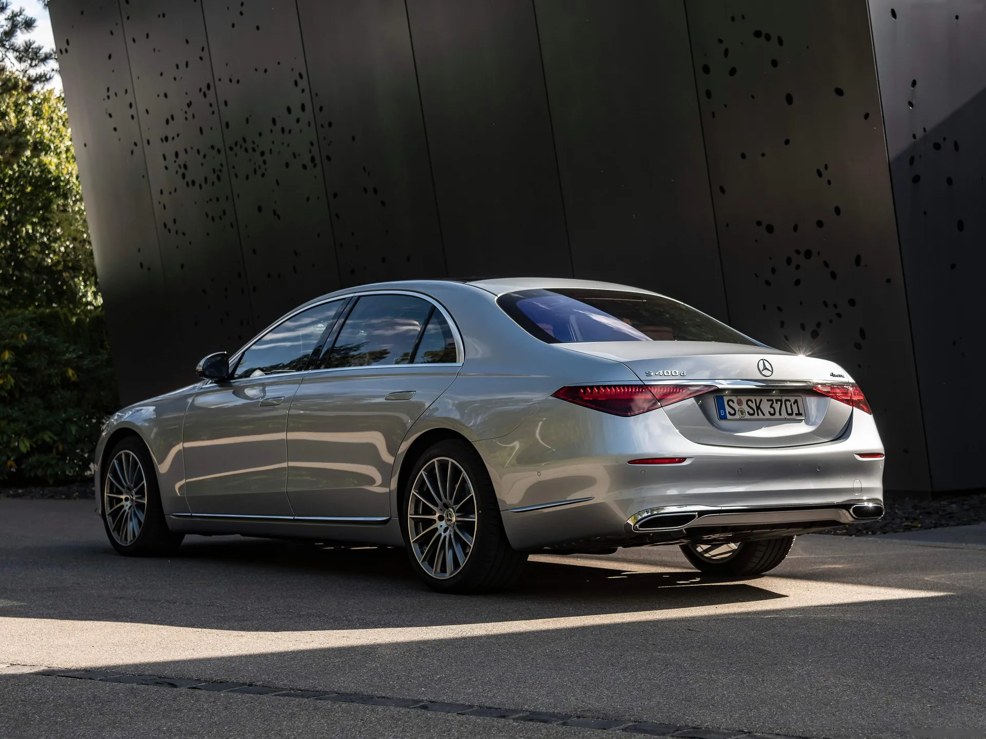Mercedes-Benz S400d (2021) - Rear Three-Quarter