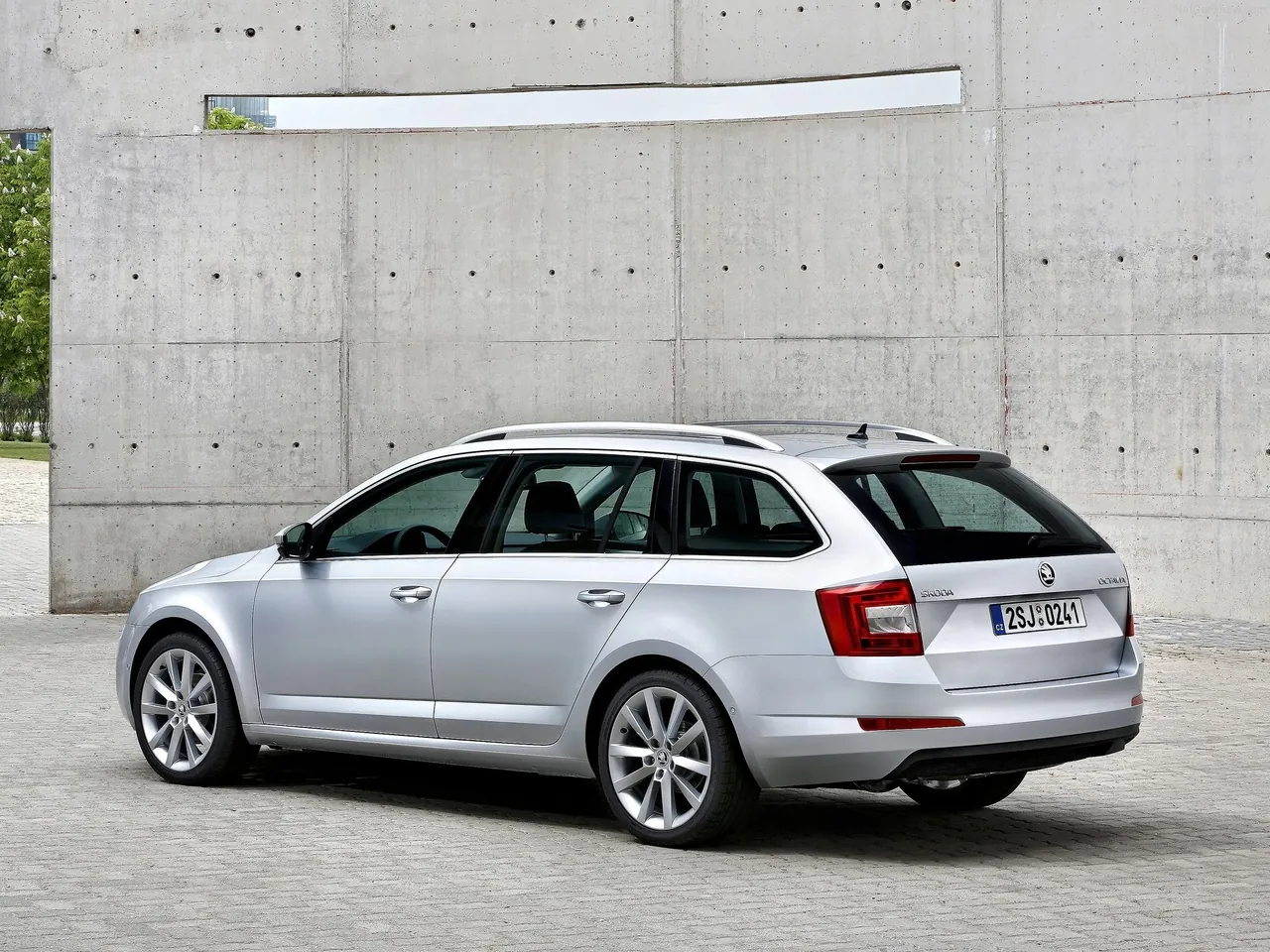 Skoda Octavia Combi (2014) – zadní tříčtvrteční pohled