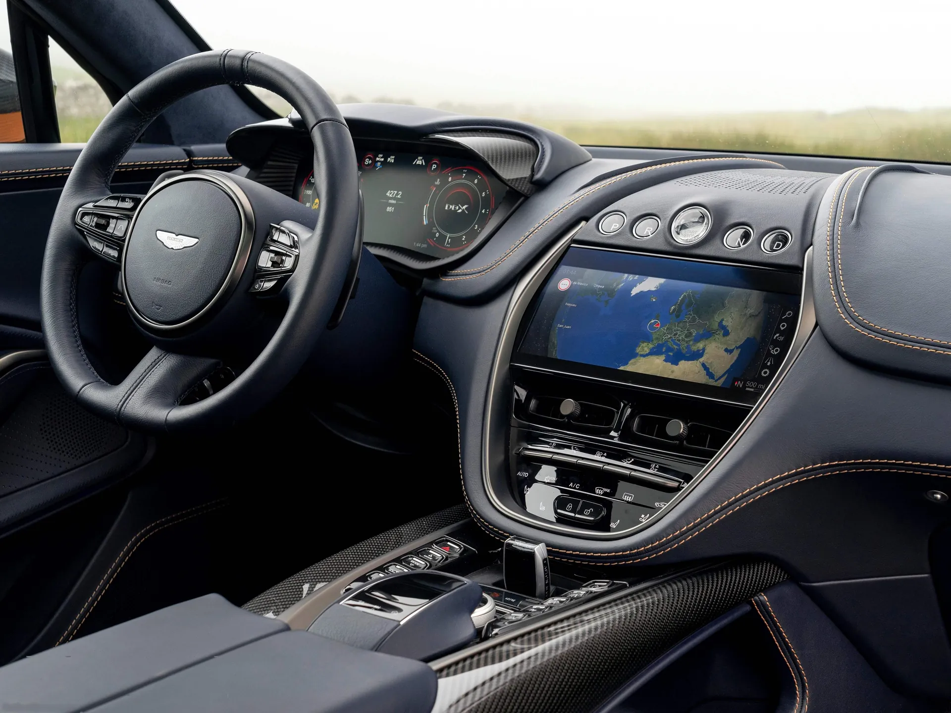 Aston Martin DBX Golden Saffron (2021) – interiér