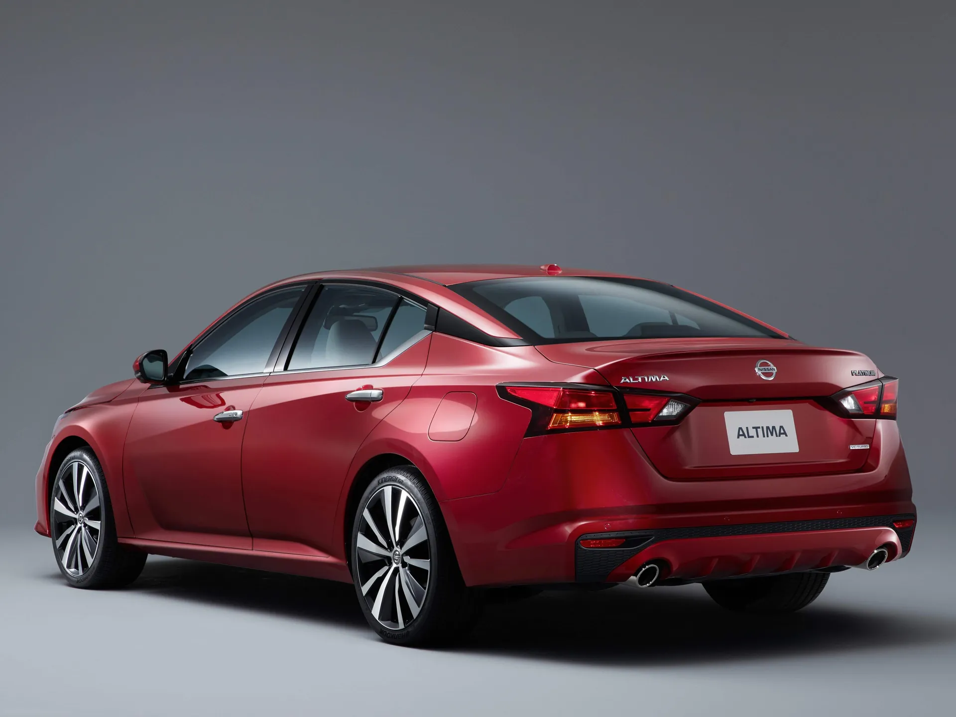 Nissan Altima (2019) – zadní tříčtvrteční pohled