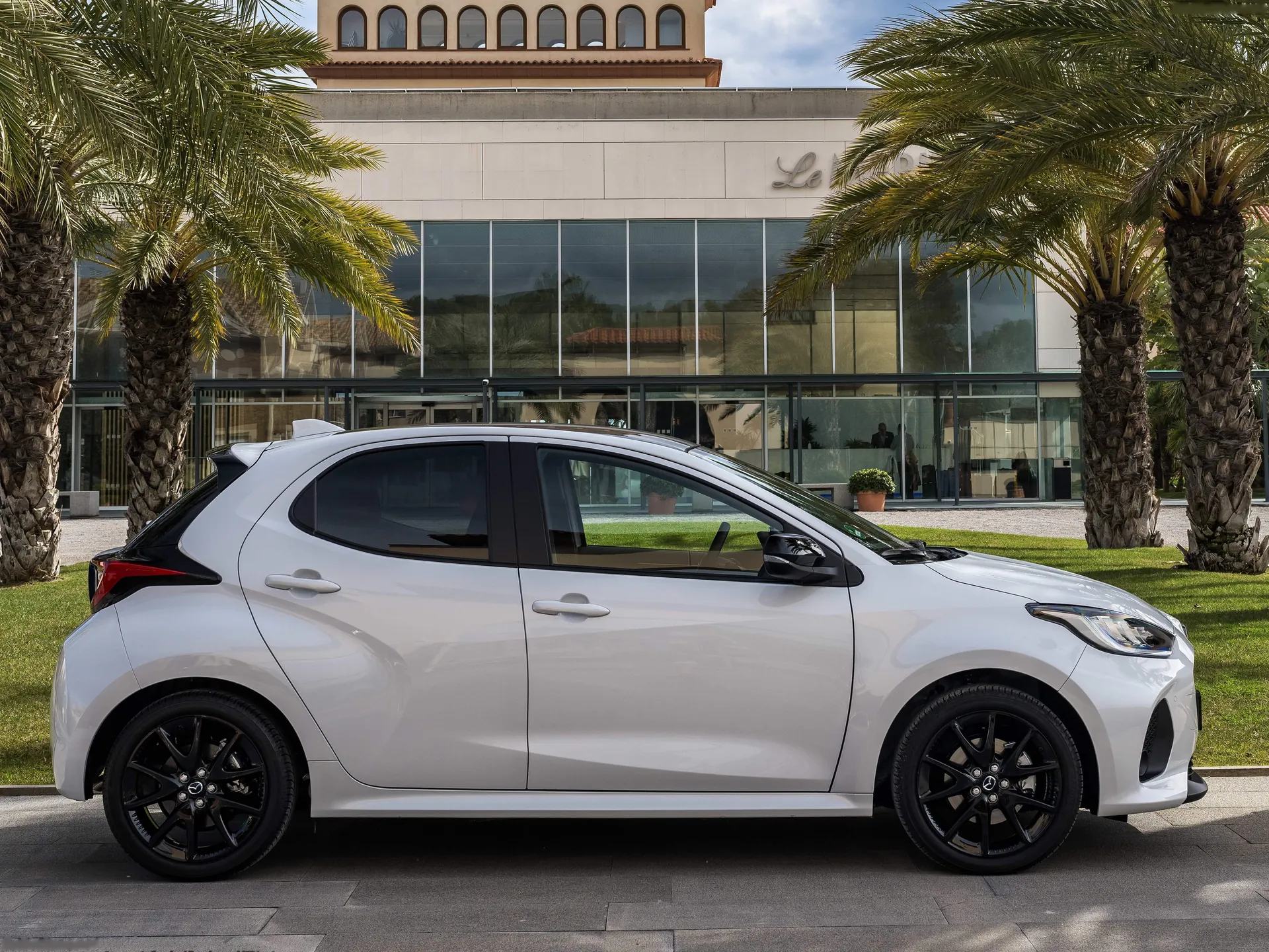 Mazda 2 Hybrid (2026) – boční profil