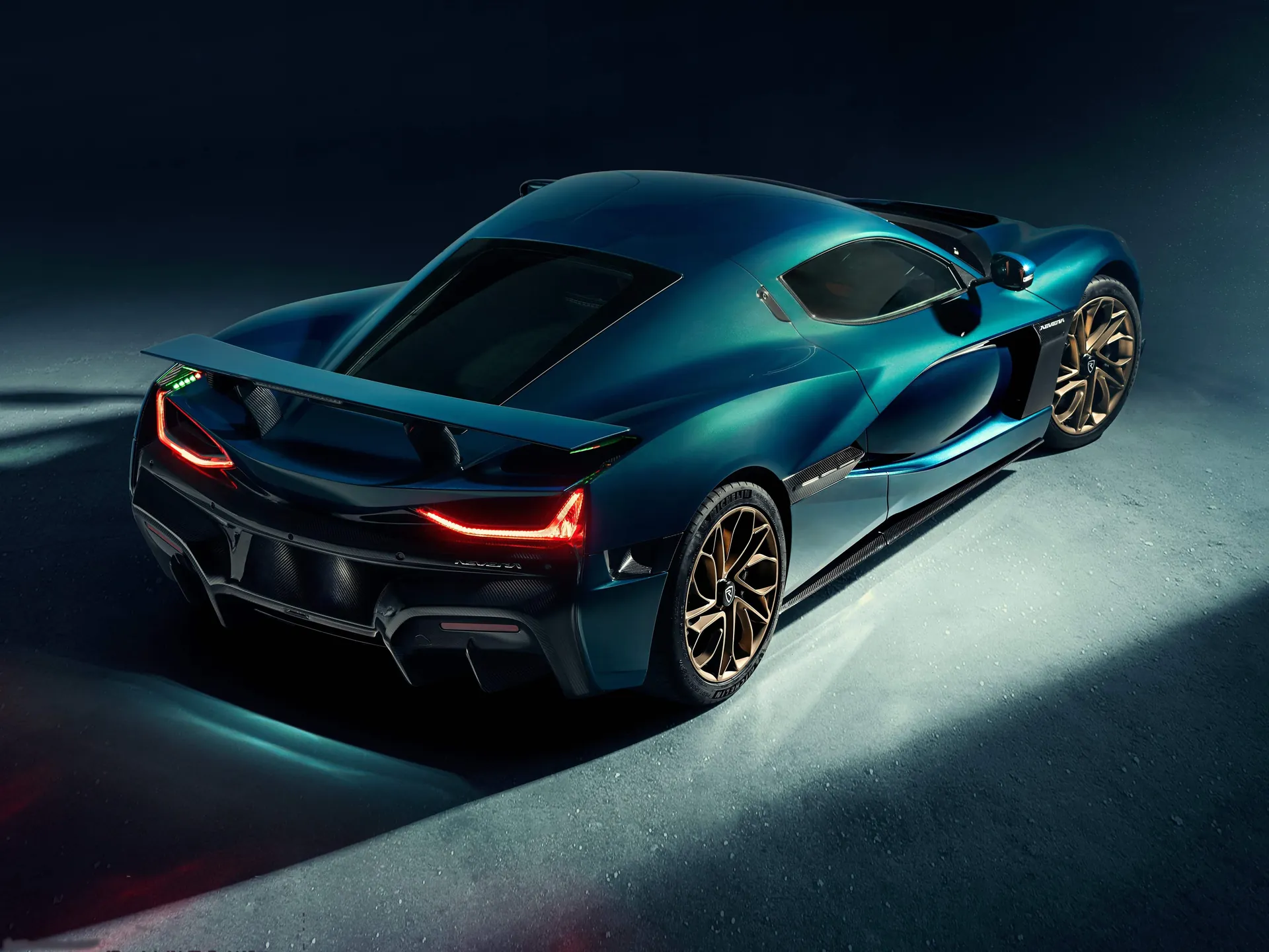 Rimac Nevera (2022) – zadní tříčtvrteční pohled