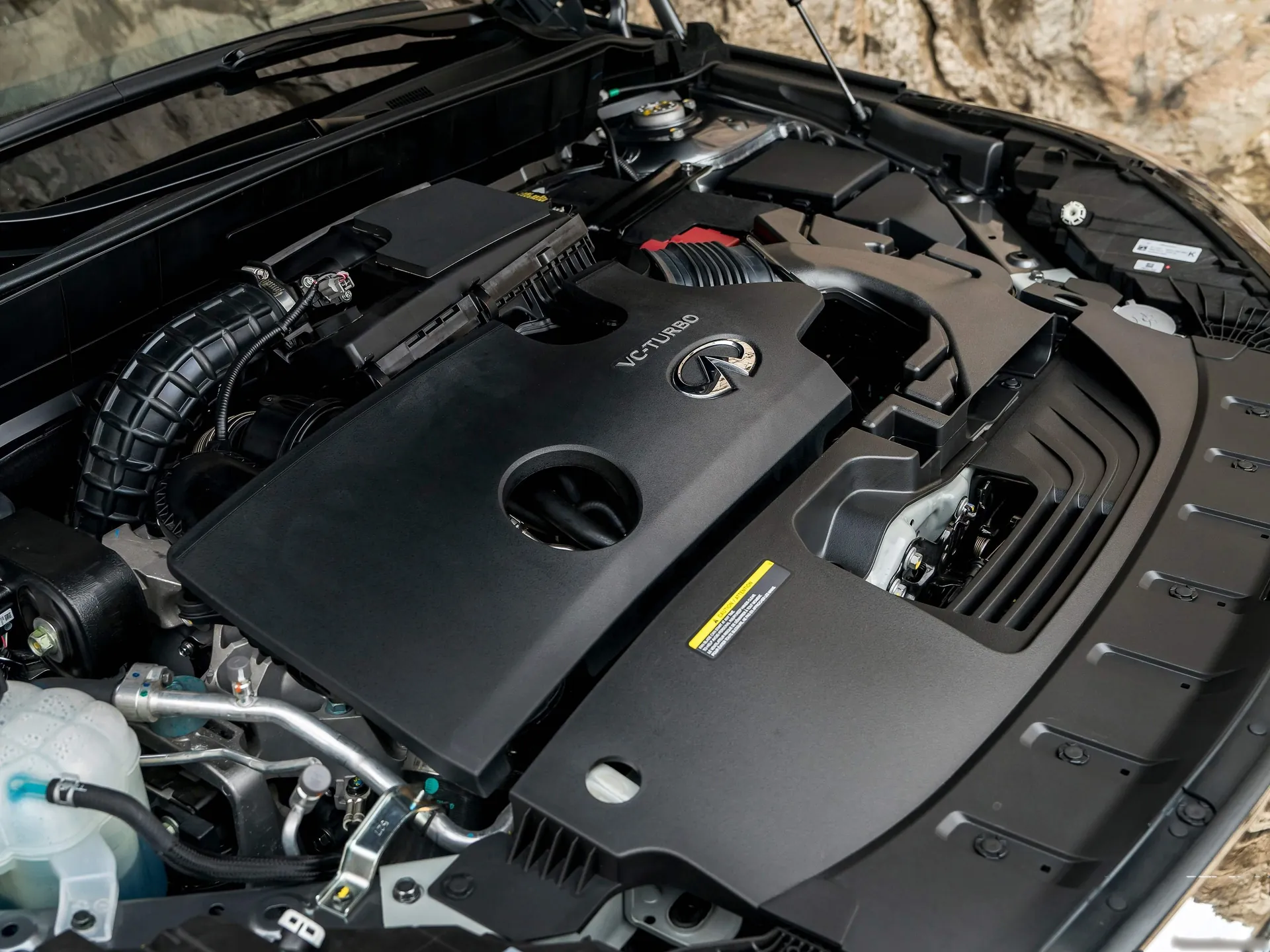 Infiniti QX50 (2019) – motorový prostor