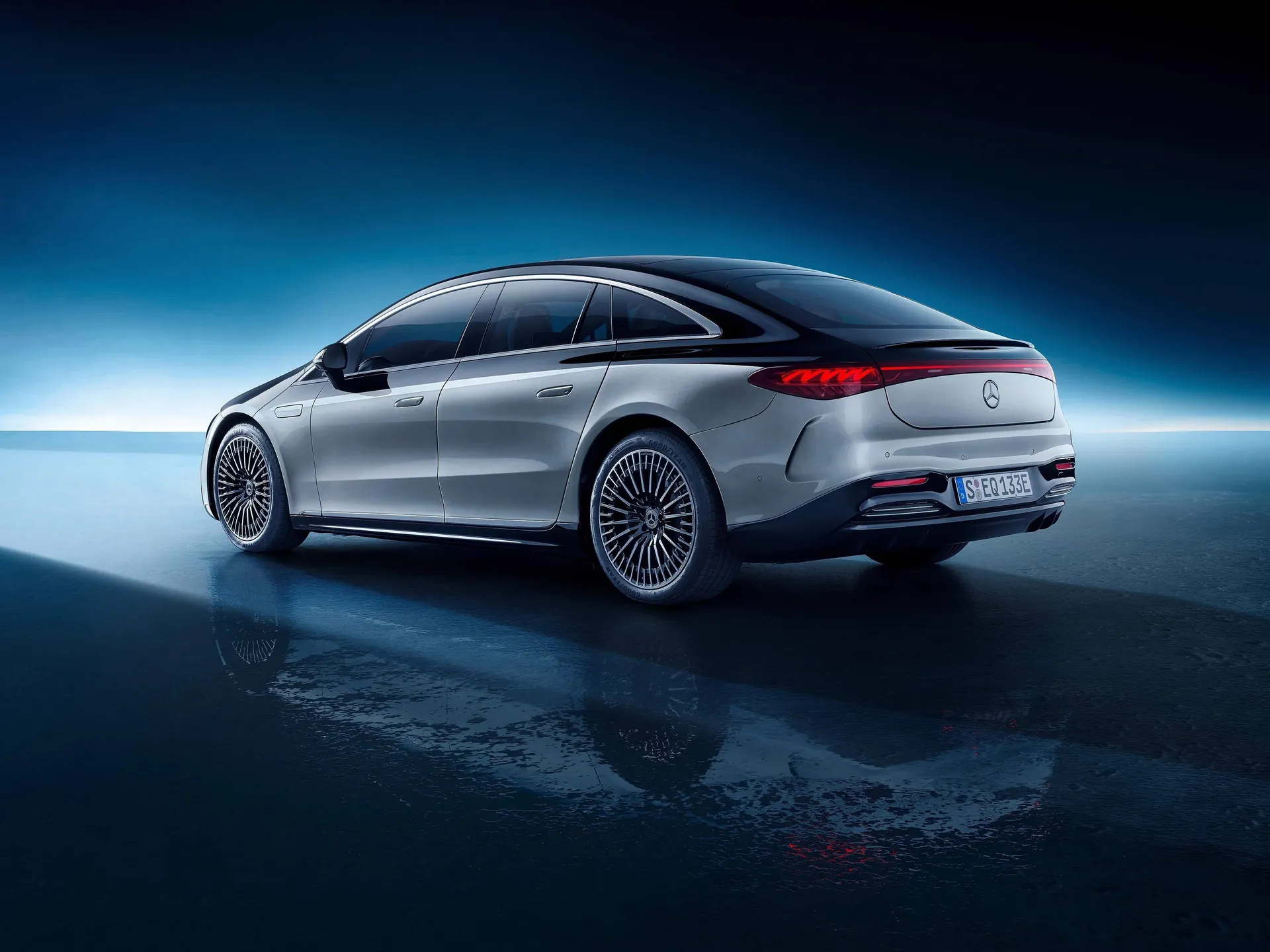 Mercedes-Benz EQS (2022) – zadní tříčtvrteční pohled