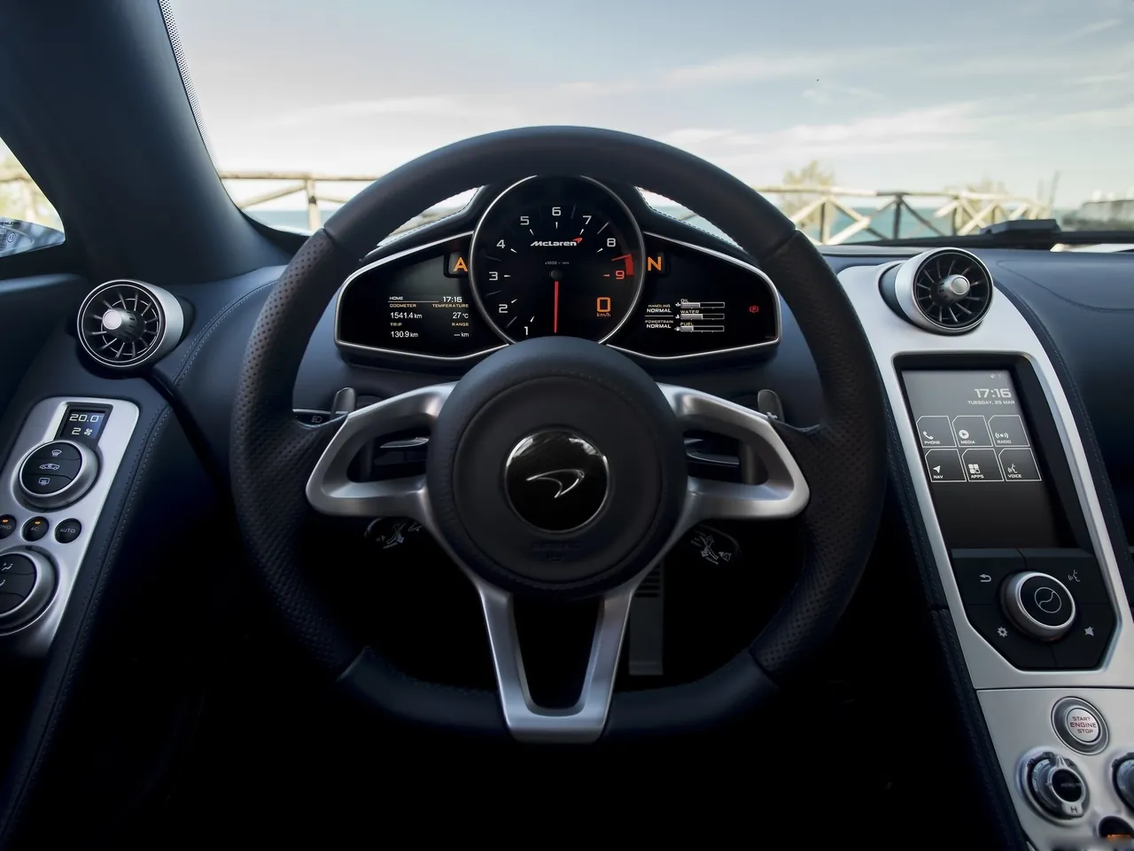 McLaren 650S (2015) – interiér
