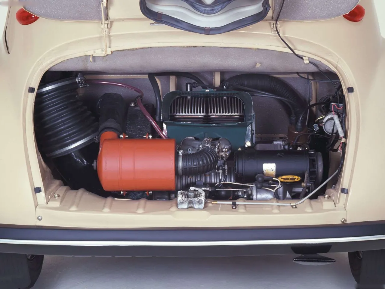 Subaru 360 (1958) – motorový prostor