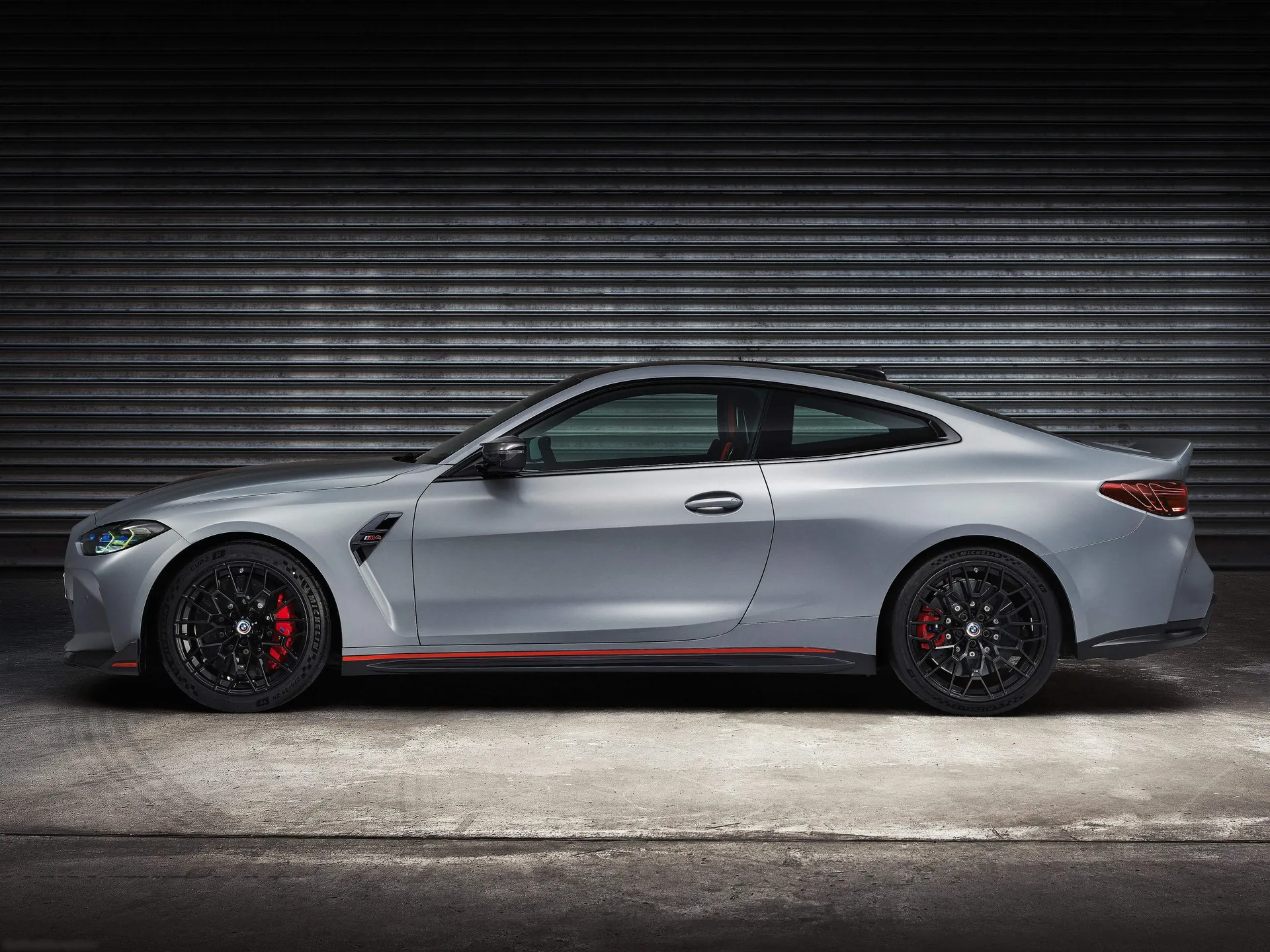BMW M4 CSL (2023) – boční profil