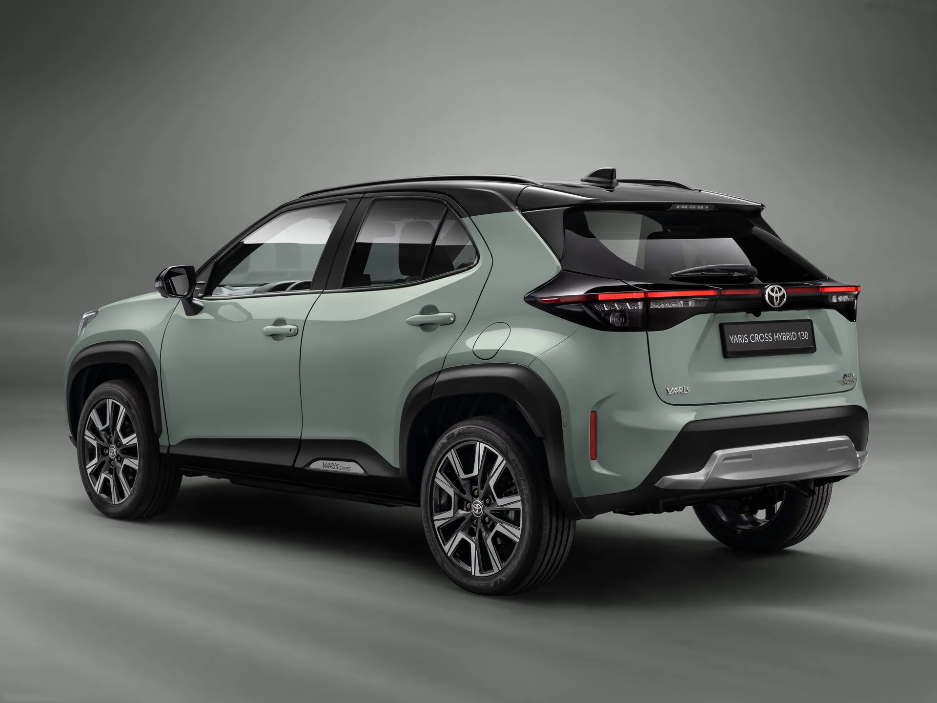 Toyota Yaris Cross (2024) – zadní tříčtvrteční pohled