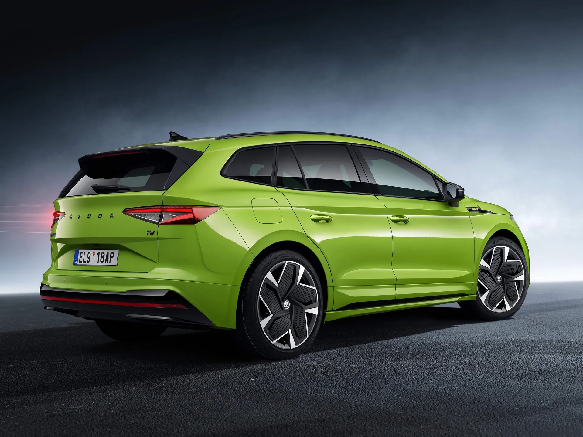 Skoda Enyaq RS iV (2023) – zadní tříčtvrteční pohled