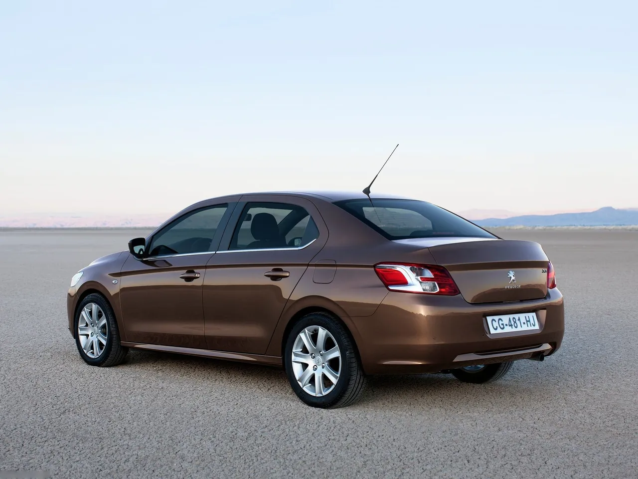Peugeot 301 (2013) – zadní tříčtvrteční pohled