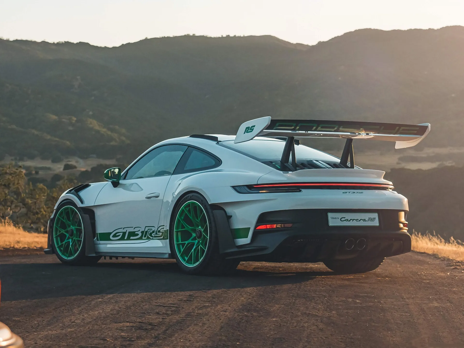 Porsche 911 GT3 RS Carrera RS 2.7 Tribute (2023) – zadní tříčtvrteční pohled