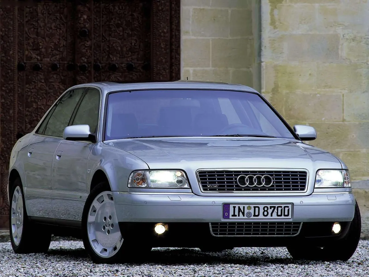Audi A8 L 6.0 quattro (2001)