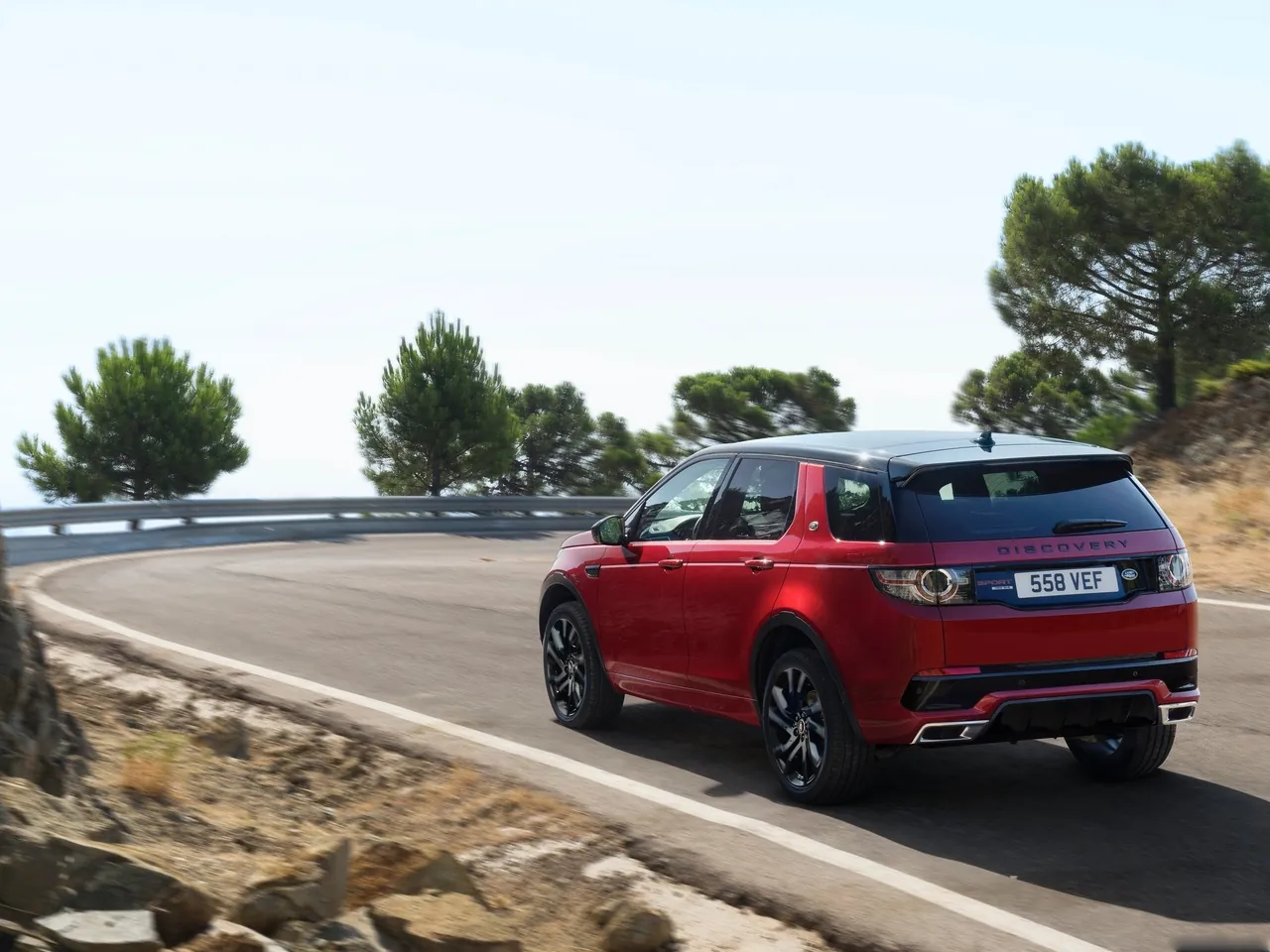 Land Rover Discovery Sport Dynamic (2016) - Rear Three-Quarter