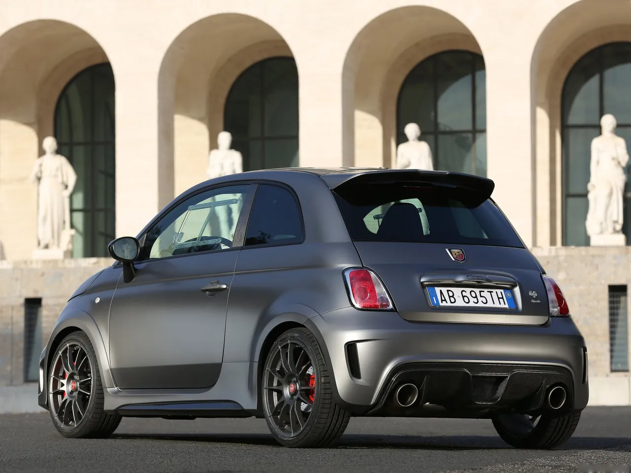 Fiat 695 Abarth Biposto (2015) – zadní tříčtvrteční pohled