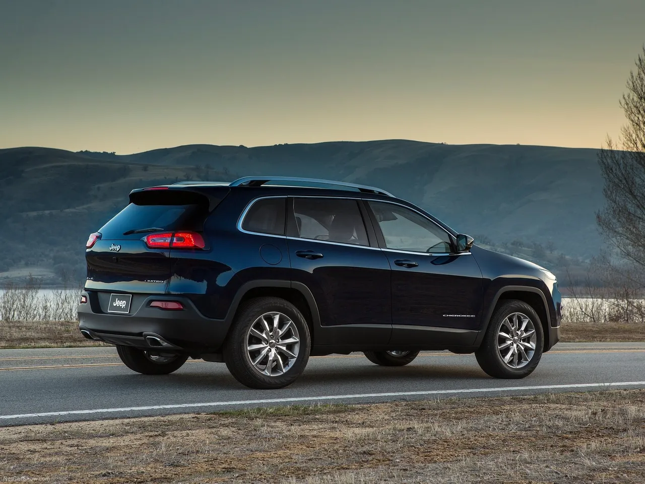 Jeep Cherokee (2014) – zadní tříčtvrteční pohled