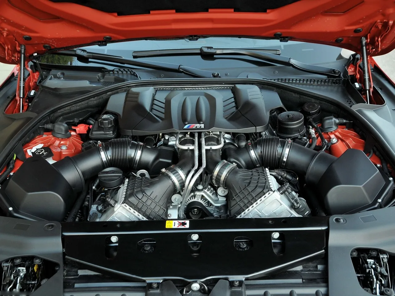 BMW M6 Coupe (2013) – motorový prostor
