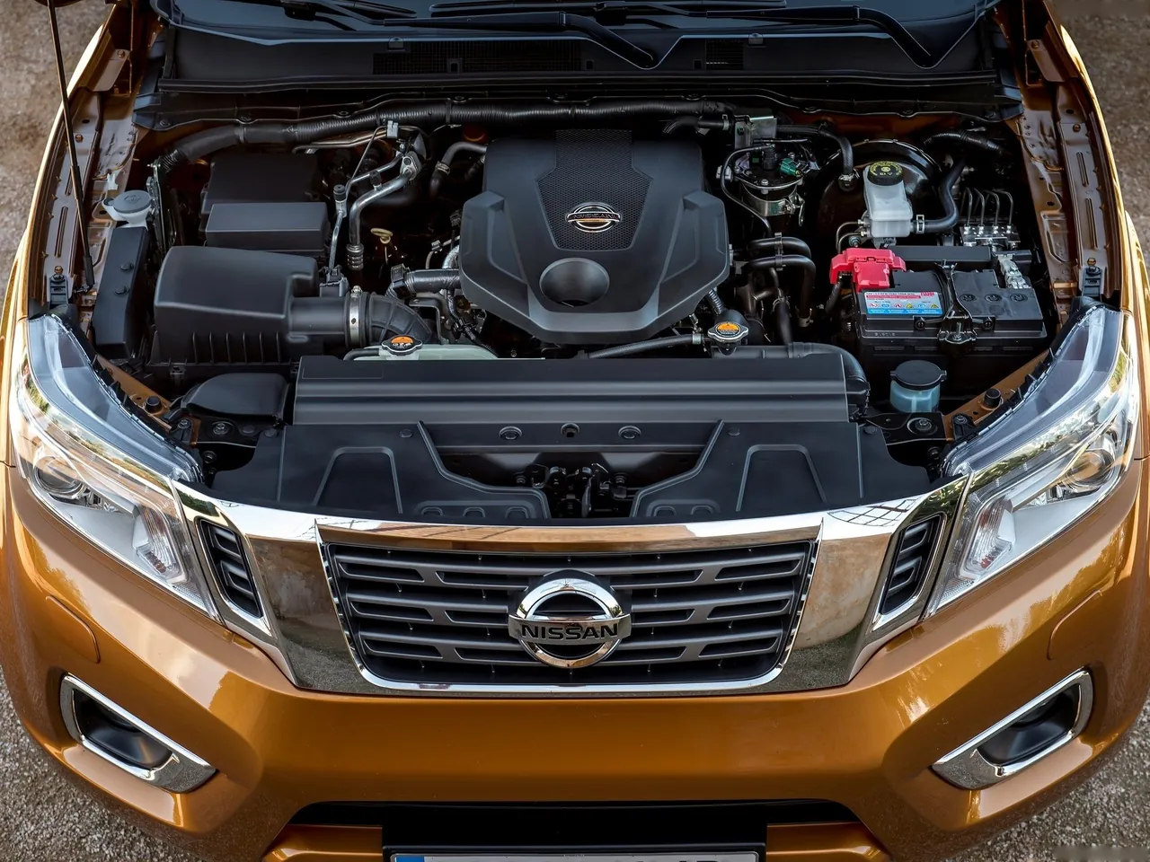 Nissan NP300 Navara (2016) – motorový prostor