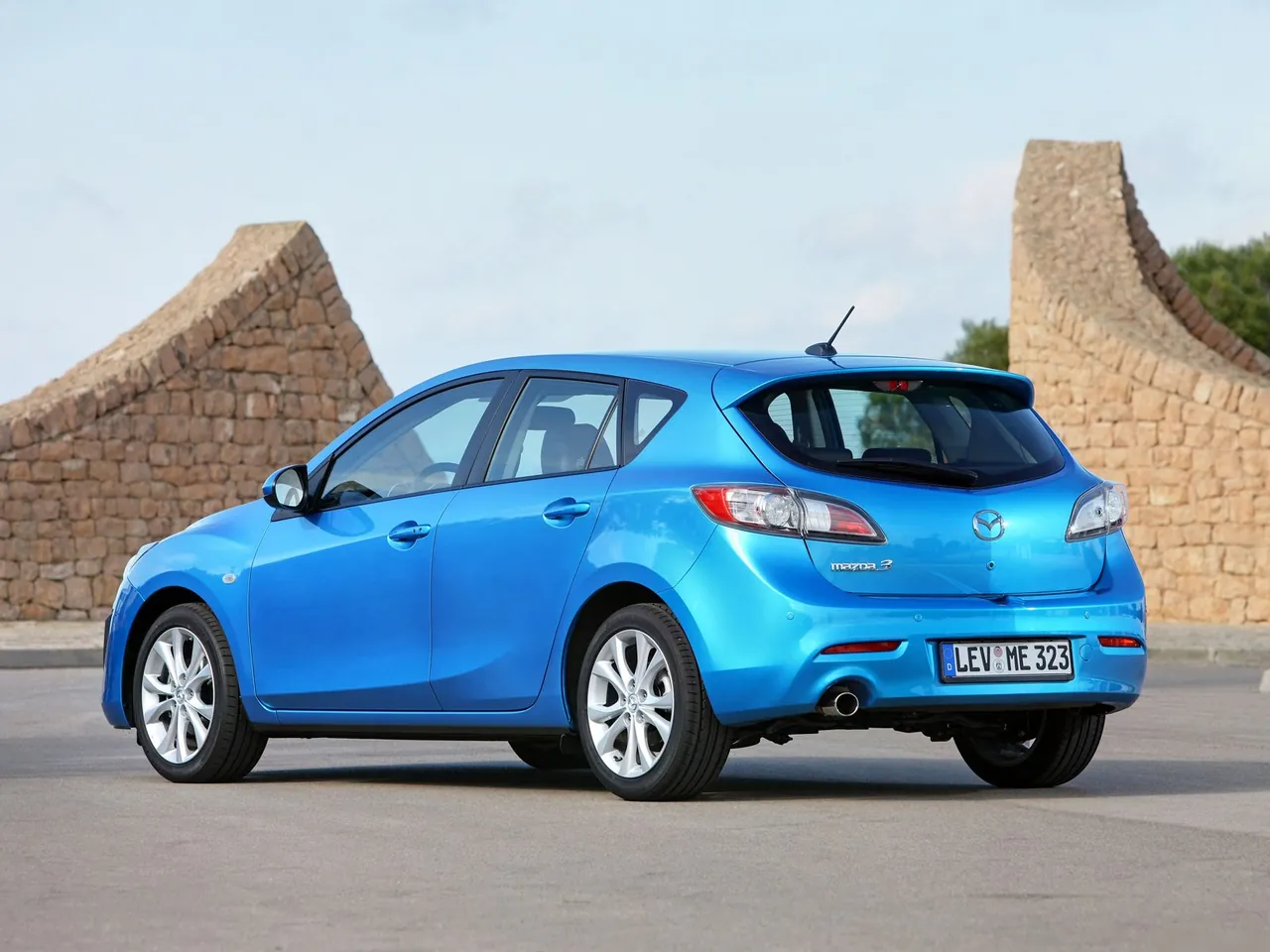 Mazda 3 (2010) – zadní tříčtvrteční pohled