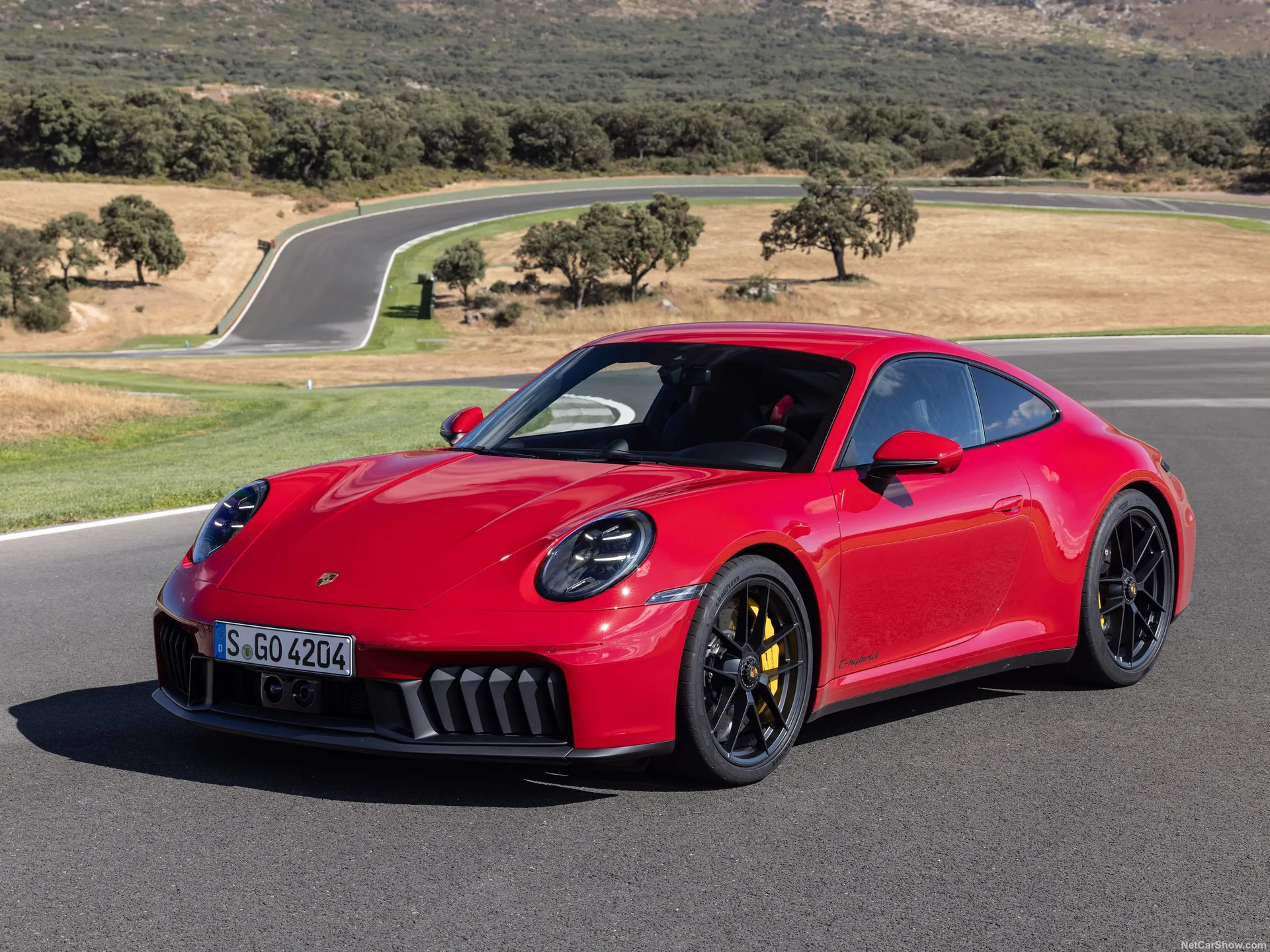 Porsche 911 Carrera 4 GTS (2025)