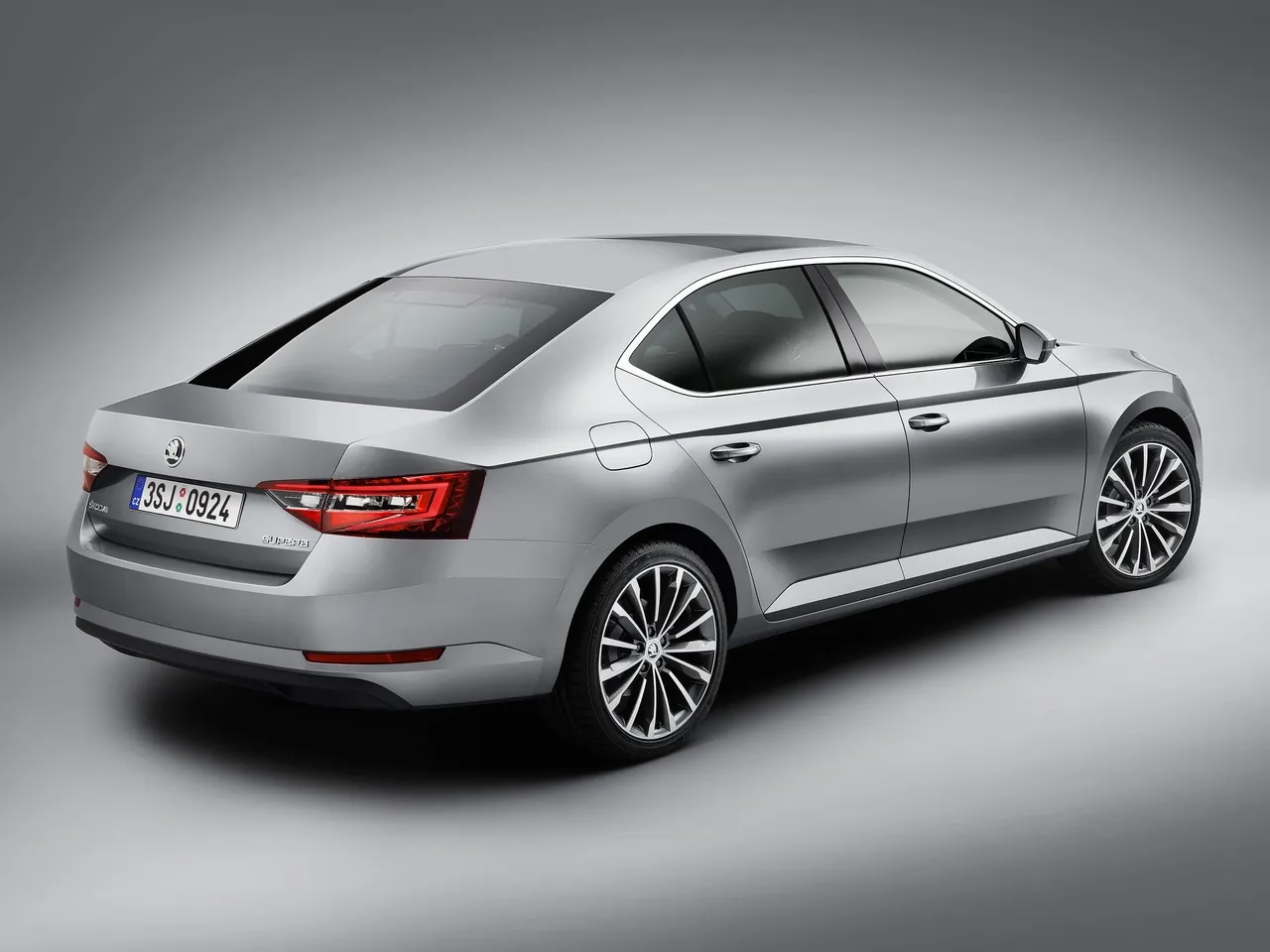Skoda Superb (2016) – zadní tříčtvrteční pohled