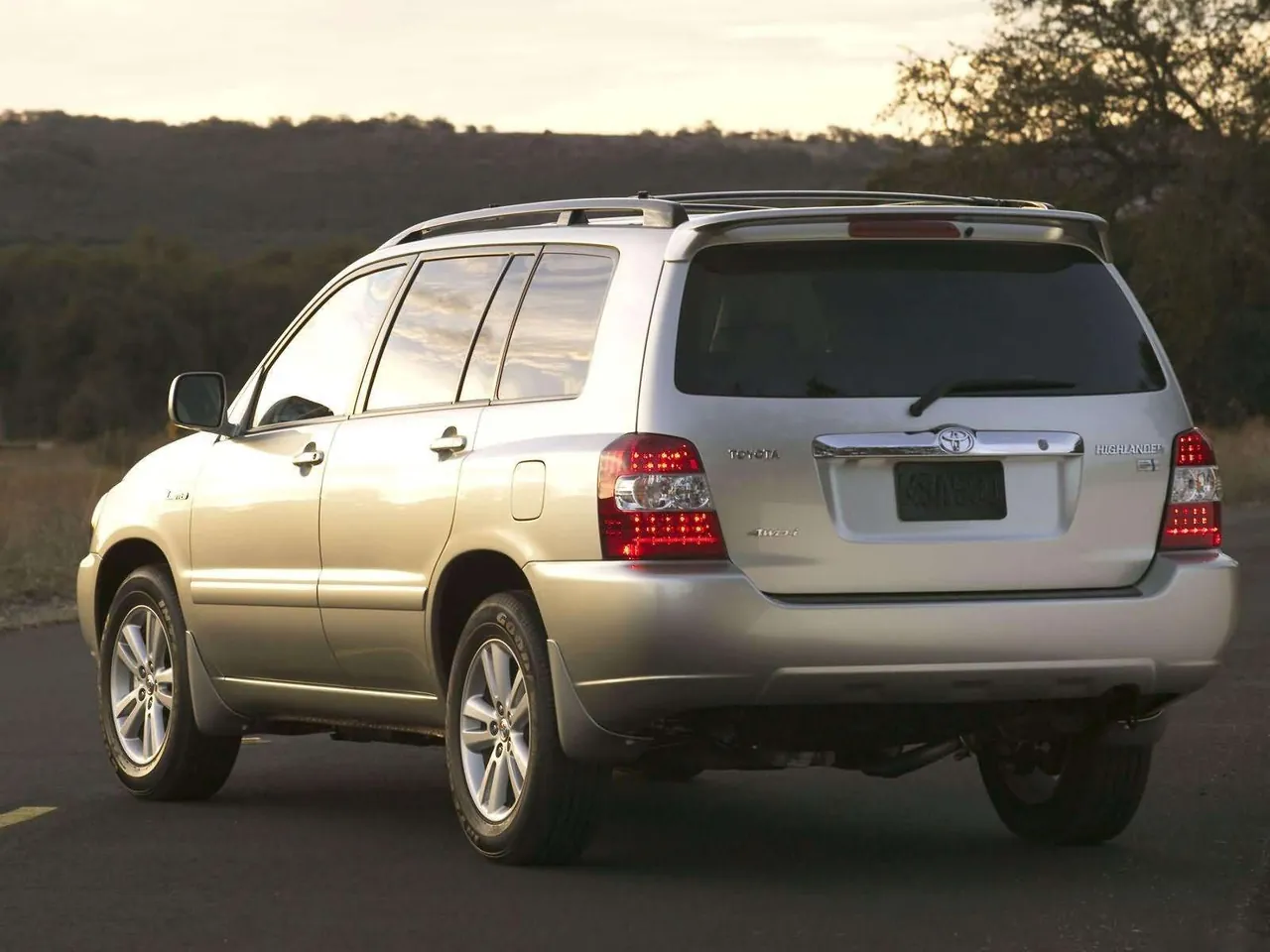 Toyota Highlander Hybrid (2005) - Rear Three-Quarter