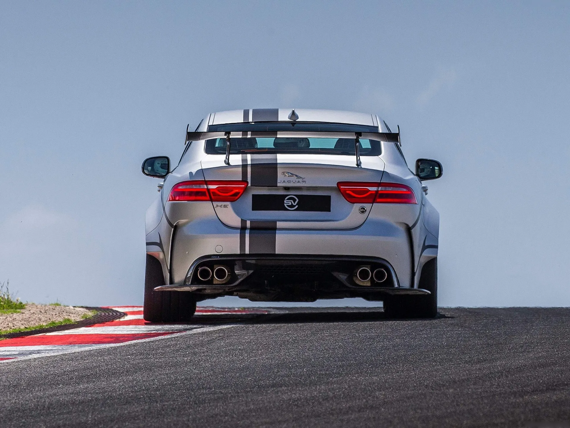 Jaguar XE SV Project 8 (2018) – zezadu