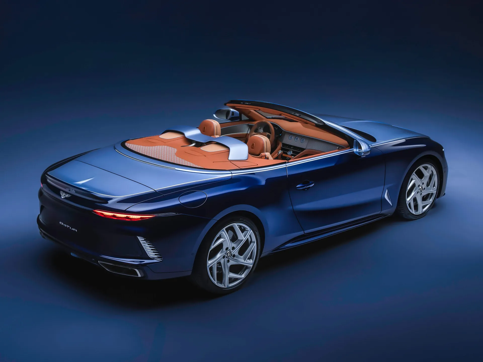 Bentley Batur Convertible no4 (2025) – zadní tříčtvrteční pohled