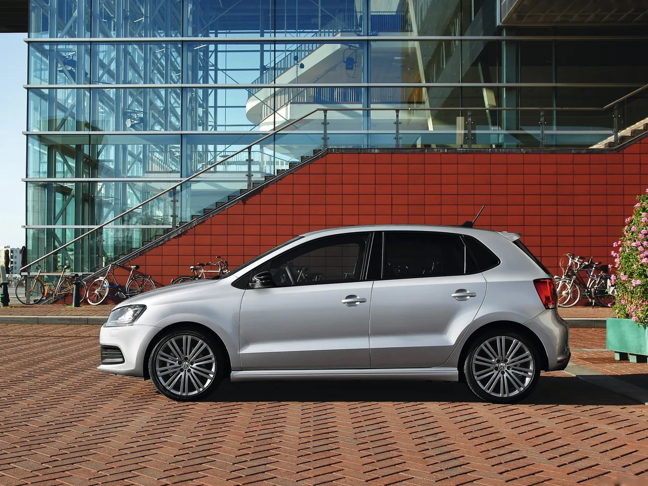 Volkswagen Polo BlueGT (2013) - Side Profile