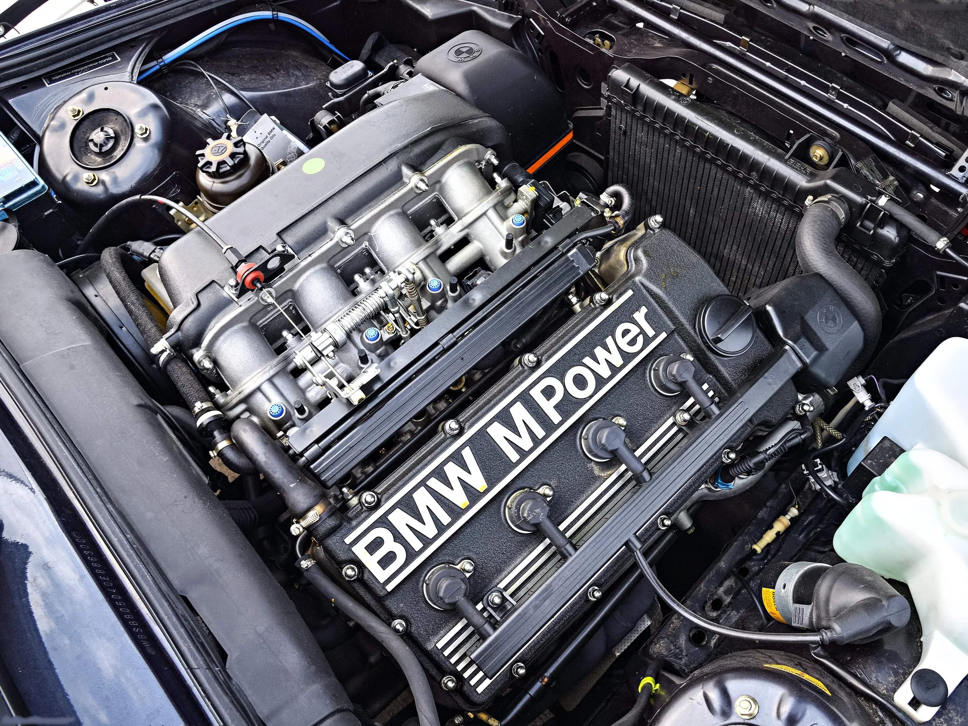 BMW M3 Cabriolet (1988) – motorový prostor