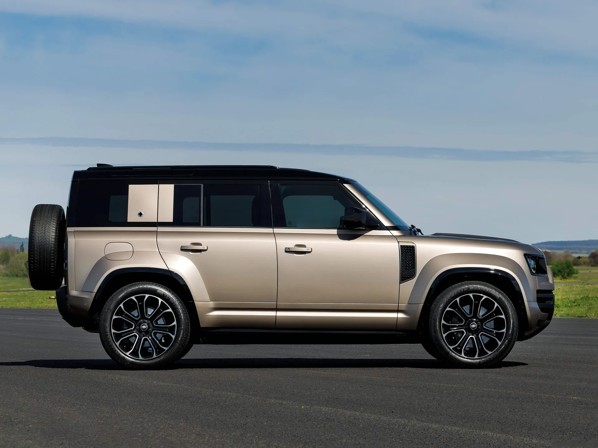 Land Rover Defender Octa (2025) - Side Profile