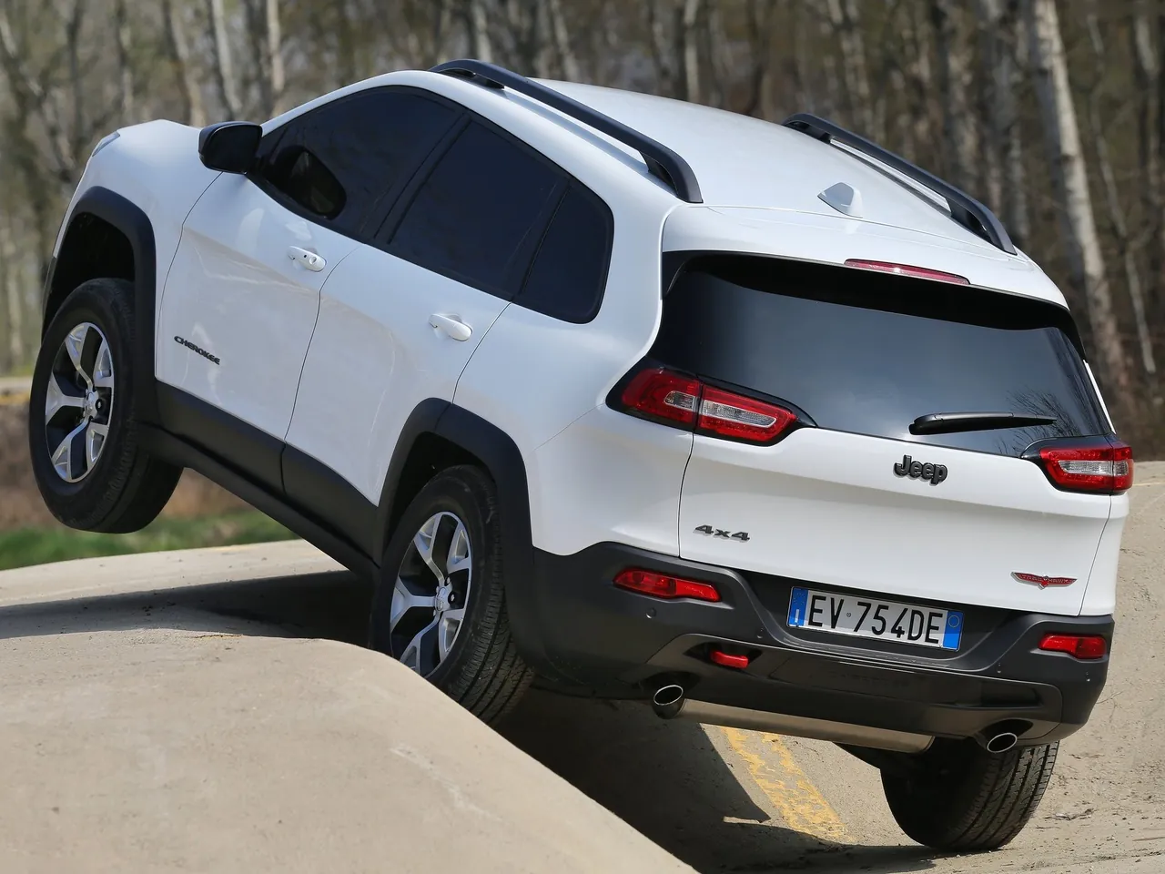 Jeep Cherokee [EU] (2014) – zadní tříčtvrteční pohled
