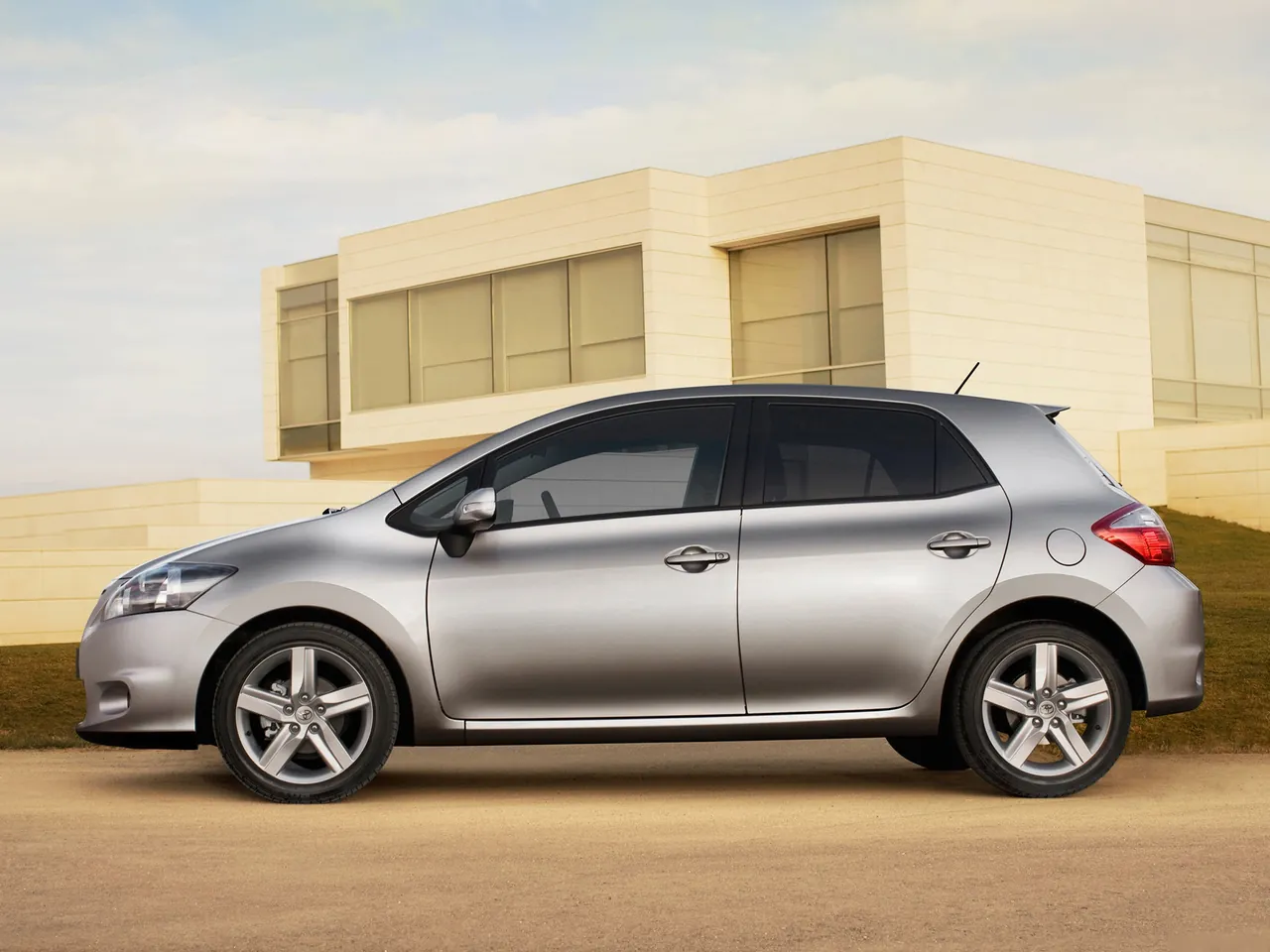 Toyota Auris (2010) – boční profil