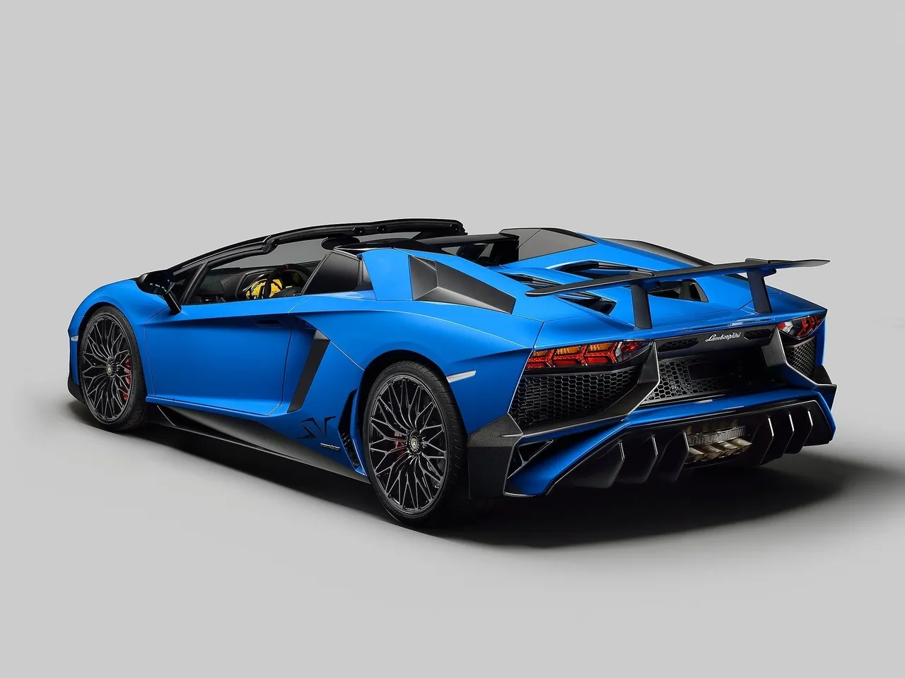Lamborghini Aventador LP750-4 SV Roadster (2016) – zadní tříčtvrteční pohled