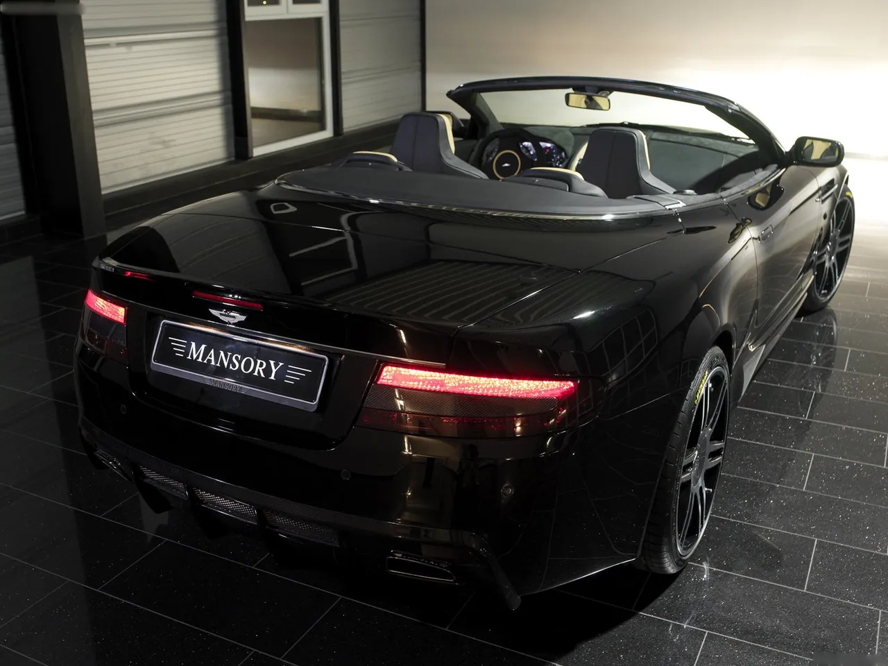 Mansory Aston Martin DB9 Volante (2005) – zadní tříčtvrteční pohled