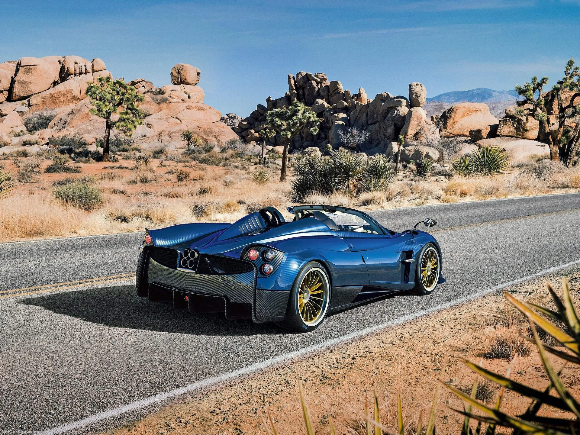 Pagani Huayra Roadster (2017) – zadní tříčtvrteční pohled