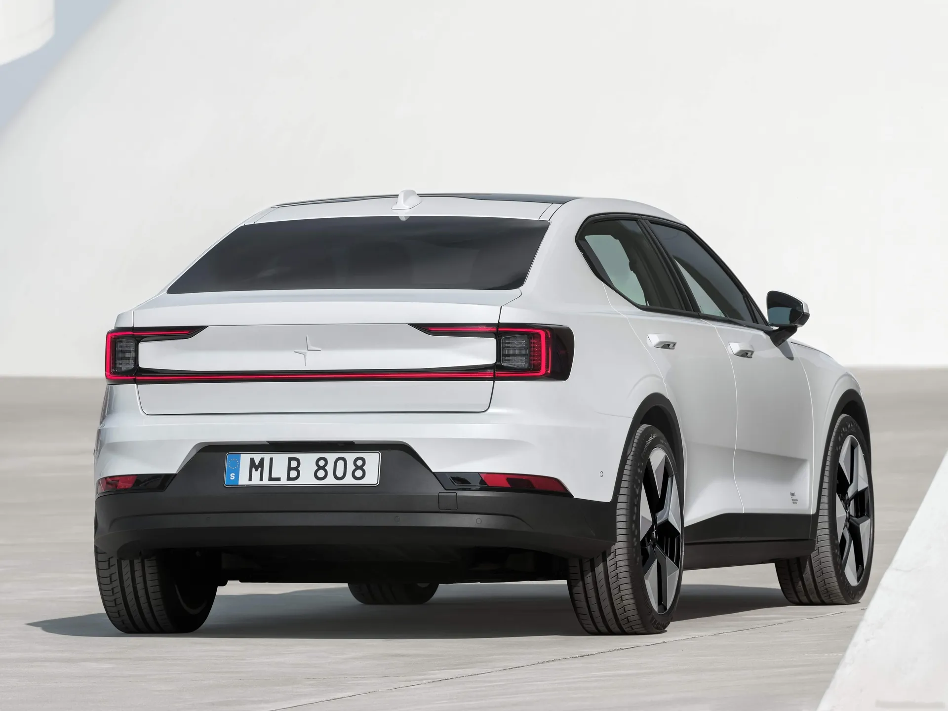 Polestar 2 (2023) – zadní tříčtvrteční pohled