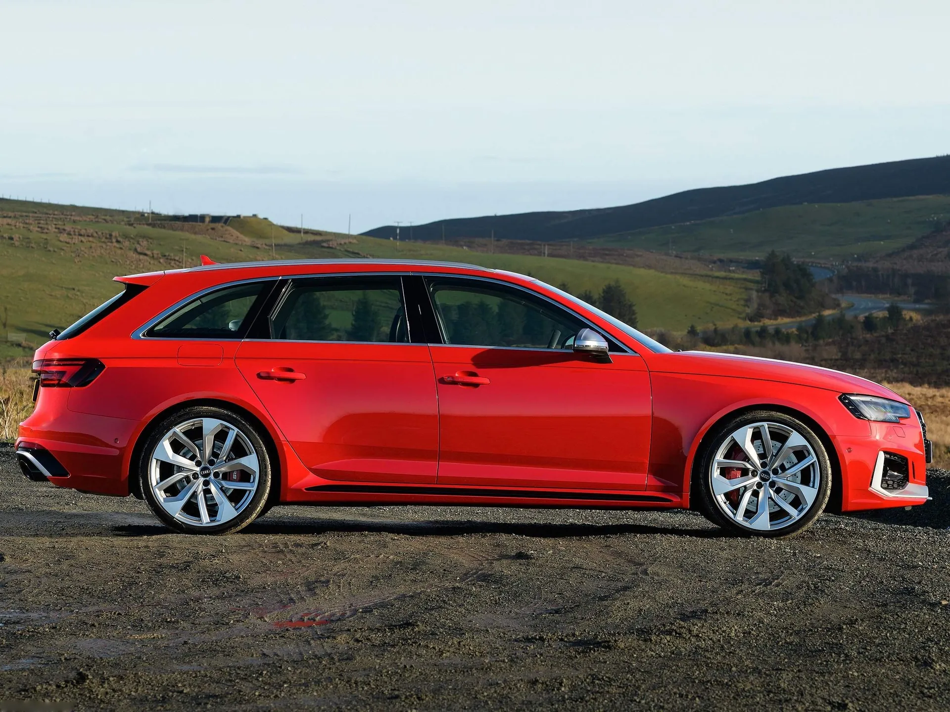 Audi RS4 Avant (2018) – boční profil
