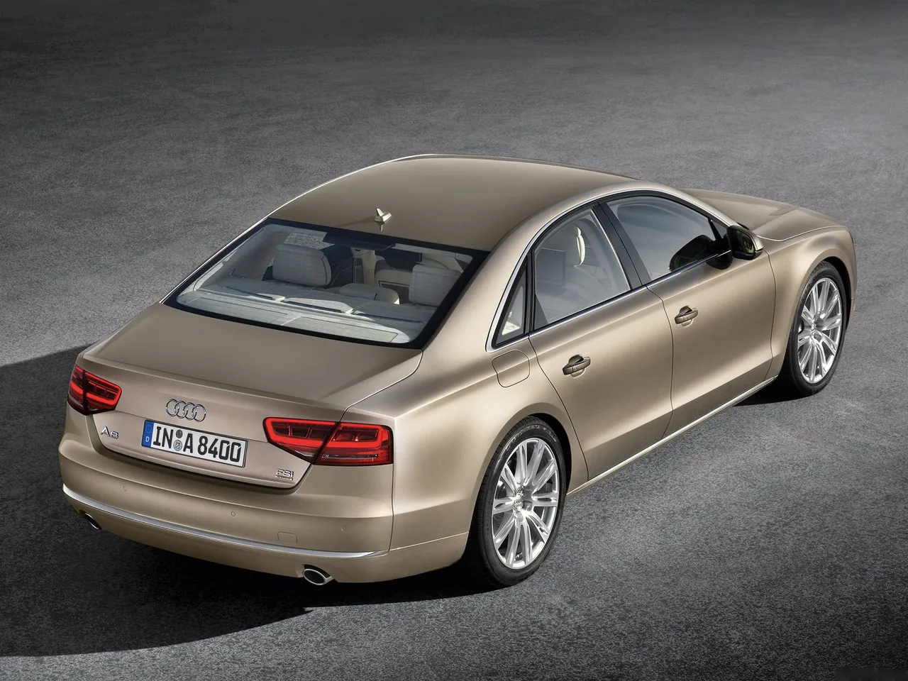 Audi A8 (2011) – zadní tříčtvrteční pohled