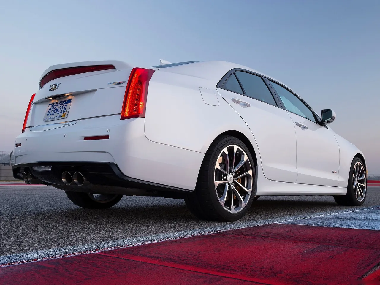 Cadillac ATS-V Sedan (2016) – zadní tříčtvrteční pohled
