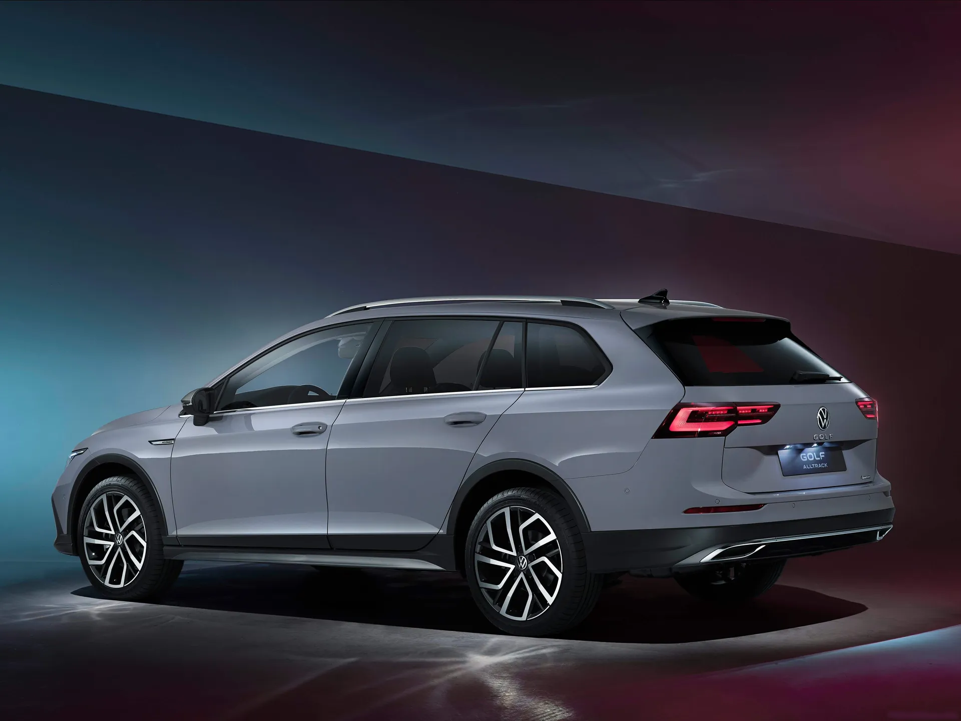 Volkswagen Golf Alltrack (2021) - Rear Three-Quarter