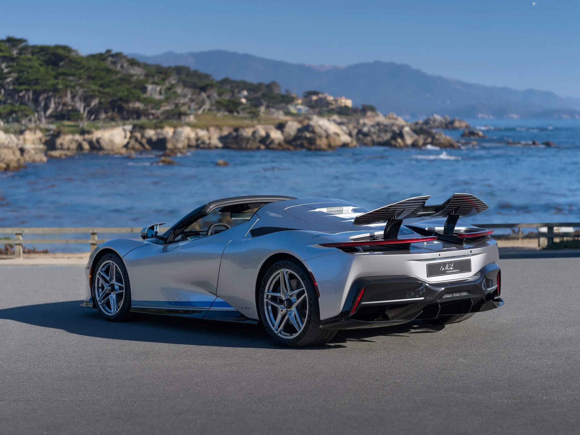 Pininfarina Battista Targamerica (2024) – zadní tříčtvrteční pohled