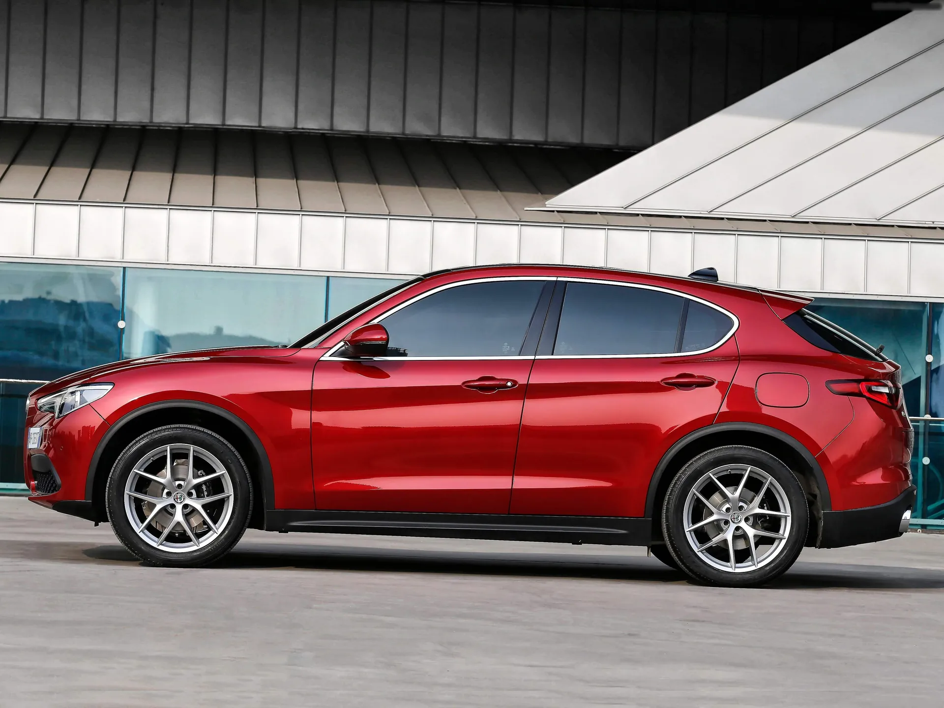 Alfa Romeo Stelvio (2018) - Side Profile