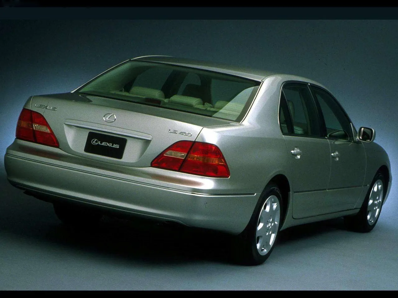 Lexus LS430 (2001) – zadní tříčtvrteční pohled