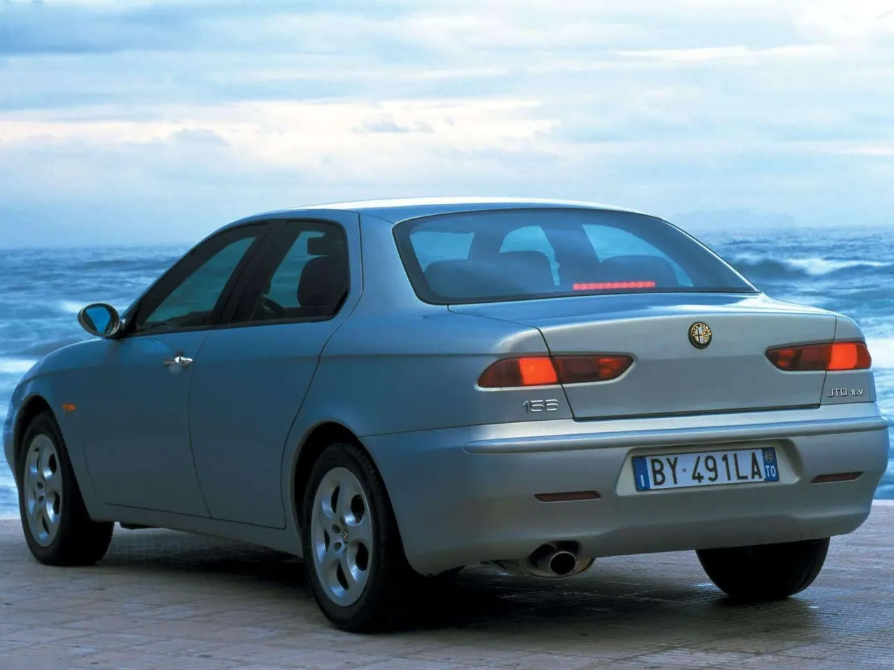 Alfa Romeo 156 2.4 JTD (2003) – zadní tříčtvrteční pohled