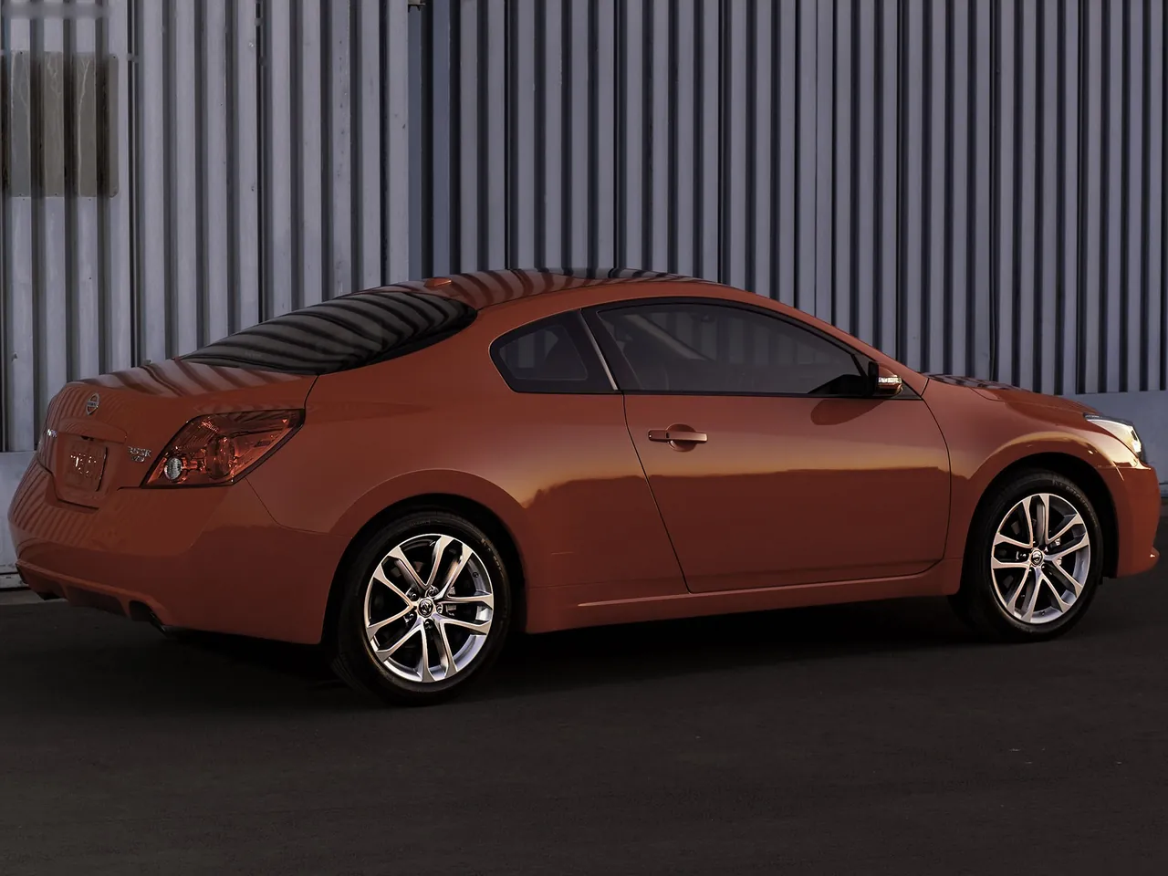 Nissan Altima Coupe (2010) – zadní tříčtvrteční pohled