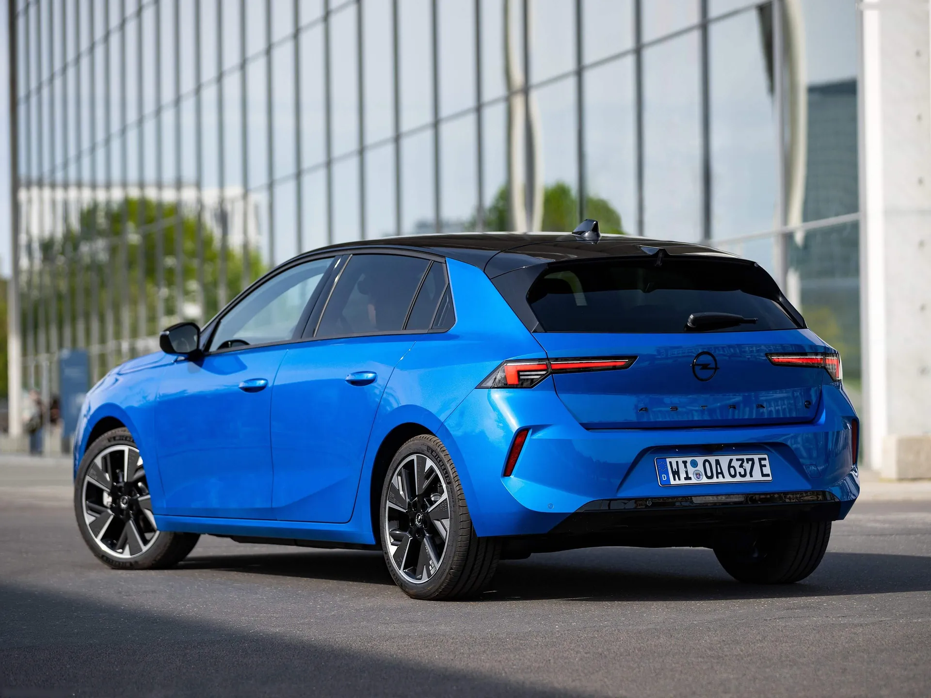 Opel Astra Electric (2023) – zadní tříčtvrteční pohled