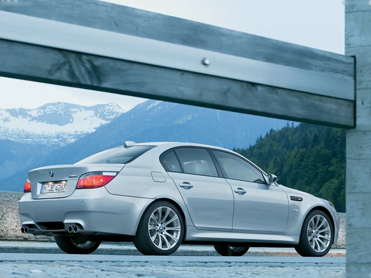 BMW M5 (2005) – zadní tříčtvrteční pohled